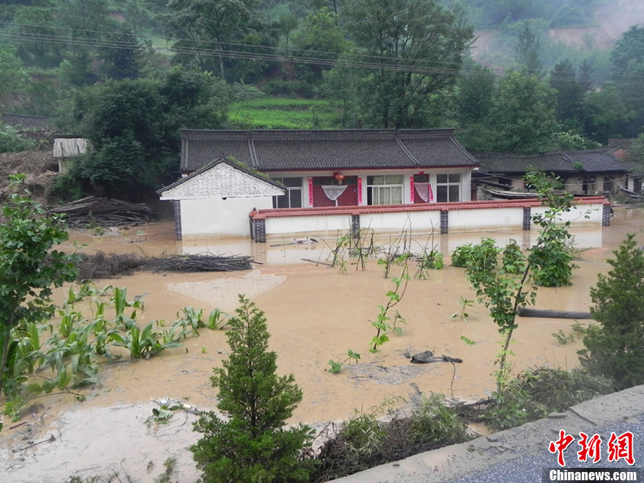 甘肅徽縣遭遇強降雨襲擊發(fā)生洪災 國道被沖毀