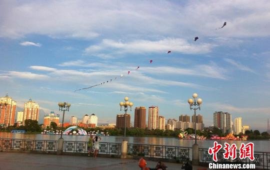 吉林七旬老人放飛800米長(zhǎng)風(fēng)箏“橫跨”松花江