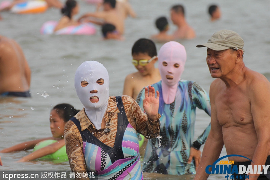 “臉基尼”成海濱時(shí)尚標(biāo)配