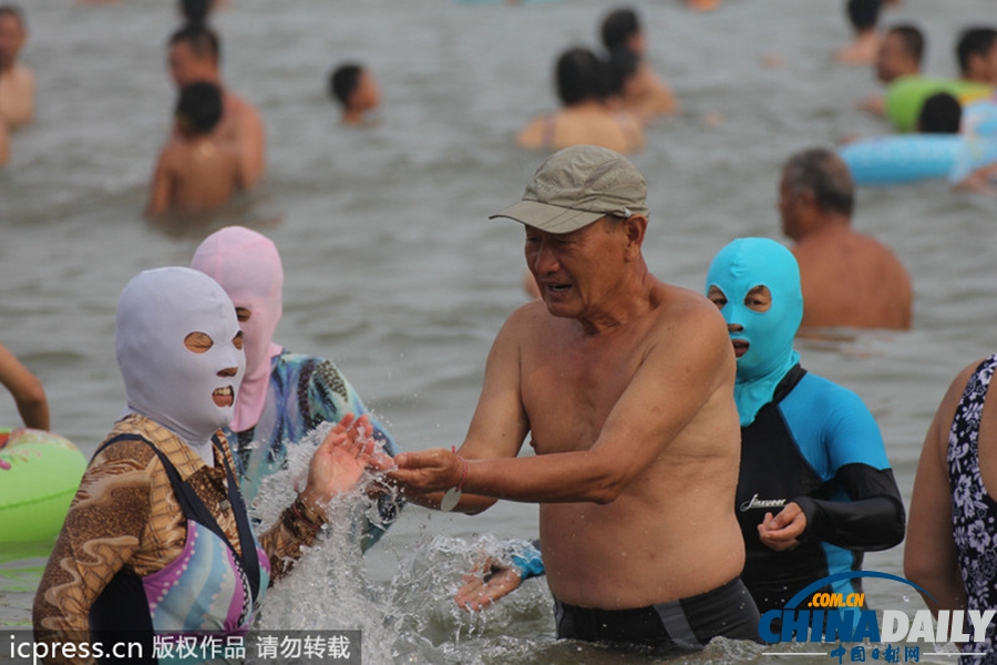 “臉基尼”成海濱時尚標(biāo)配