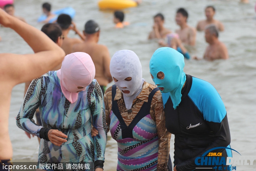 “臉基尼”成海濱時尚標(biāo)配
