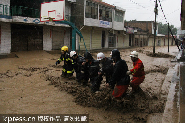 暴雨襲擊甘肅天水引發(fā)泥石流 多處民房被毀數人被埋