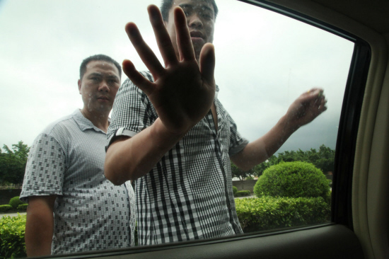 女記者遭未受培訓(xùn)保安圍堵 車被踢出多處凹陷(圖)
