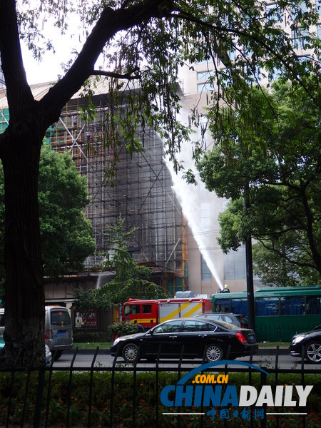 高清：杭州大廈外墻發(fā)生火災(zāi) 暫無(wú)人員傷亡