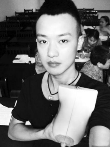 80后小伙當職業(yè)催乳 女子被催乳時表情夸張(組圖)