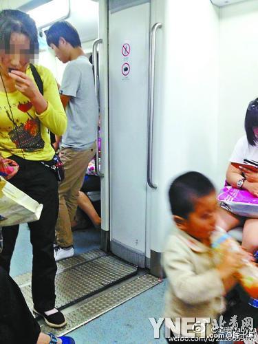 網(wǎng)傳“京地鐵女子帶不同兒童乞討疑拐賣(mài)”實(shí)為親生