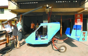 小學(xué)文化男子自制“飛機(jī)” 稱飛兩三米高就是勝利