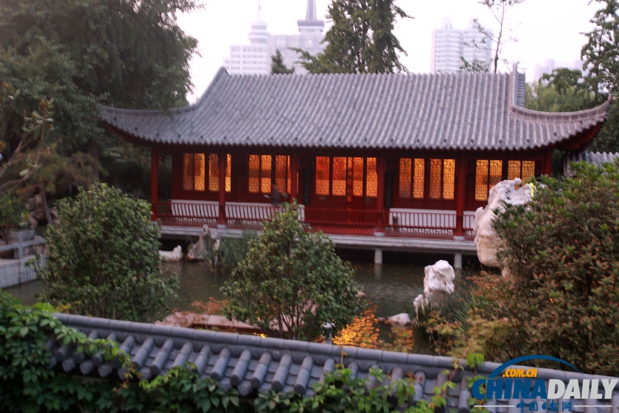 高清：鄭州一公園每天只開(kāi)4小時(shí) 閉園后變高檔餐館