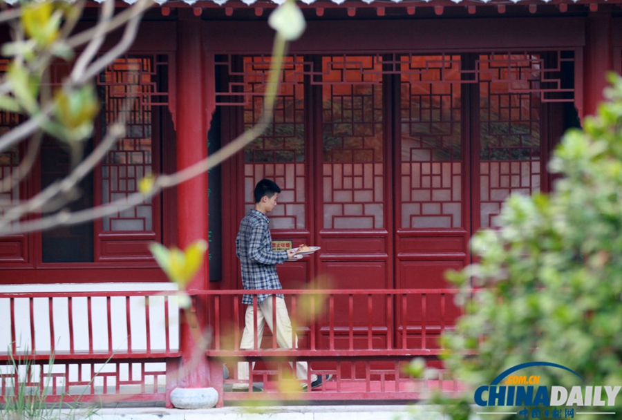 高清：鄭州一公園每天只開(kāi)4小時(shí) 閉園后變高檔餐館