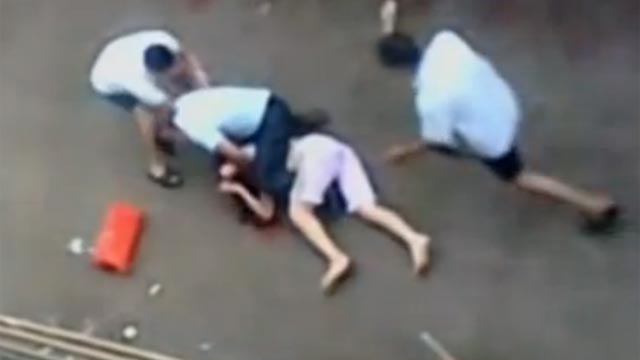 廣東佛山女子遭丈夫當(dāng)街按地割喉(圖)