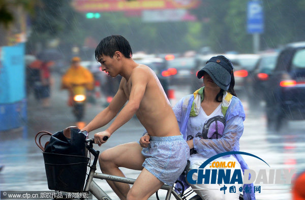 南京：3枚增雨火箭彈打下一場及時(shí)雨 全城瞬間“清涼”