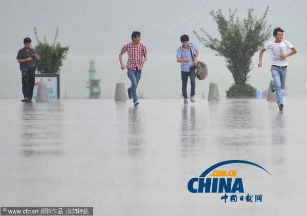 南京：3枚增雨火箭彈打下一場(chǎng)及時(shí)雨 全城瞬間“清涼”