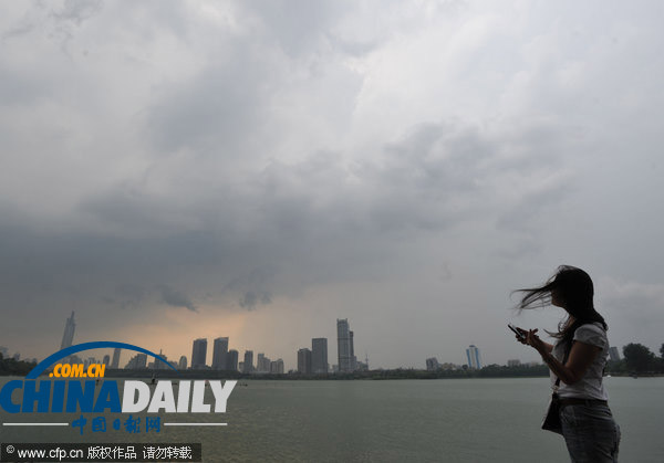 南京：3枚增雨火箭彈打下一場(chǎng)及時(shí)雨 全城瞬間“清涼”