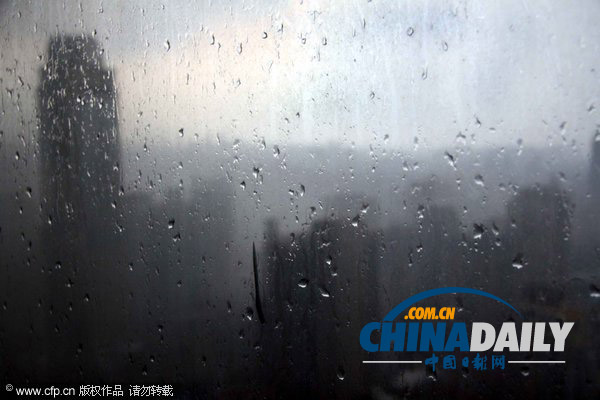 南京：3枚增雨火箭彈打下一場及時雨 全城瞬間“清涼”