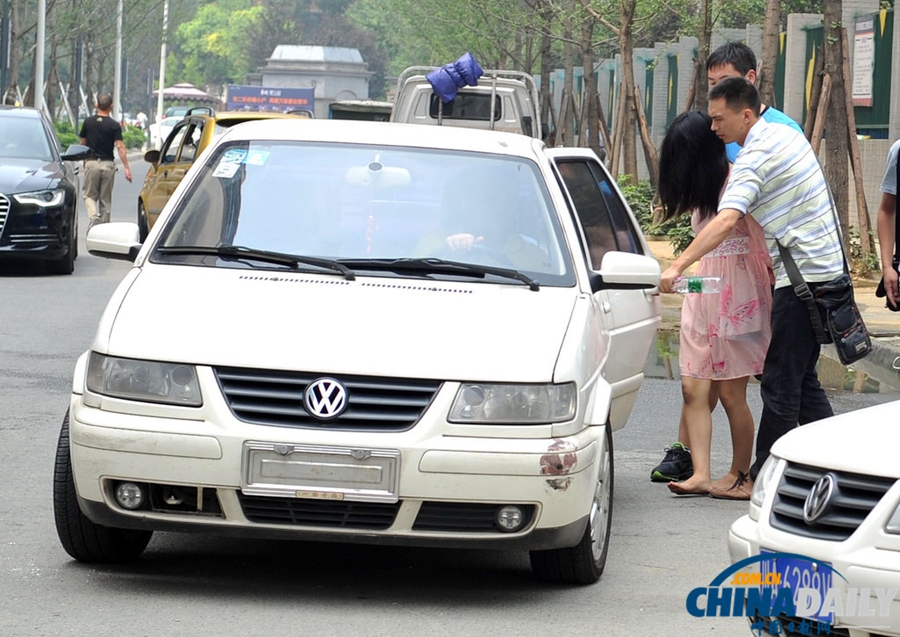 成都成華區(qū)發(fā)生警匪槍戰(zhàn) 2疑犯被制服1人在逃