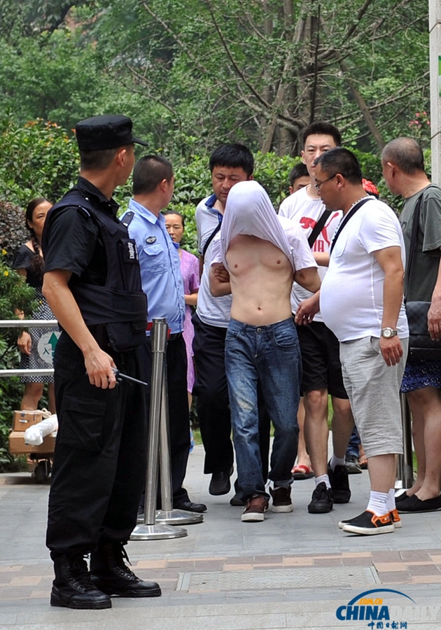 成都成華區(qū)發(fā)生警匪槍戰(zhàn) 2疑犯被制服1人在逃