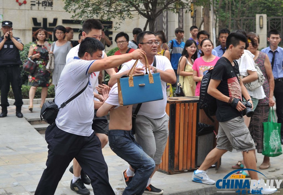 成都成華區(qū)發(fā)生警匪槍戰(zhàn) 2疑犯被制服1人在逃