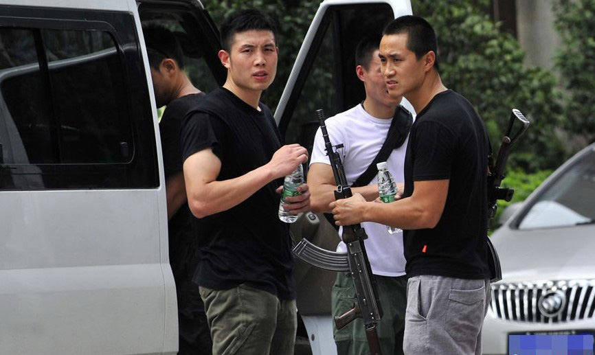 成都成華區(qū)發(fā)生警匪槍戰(zhàn) 2疑犯被制服1人在逃