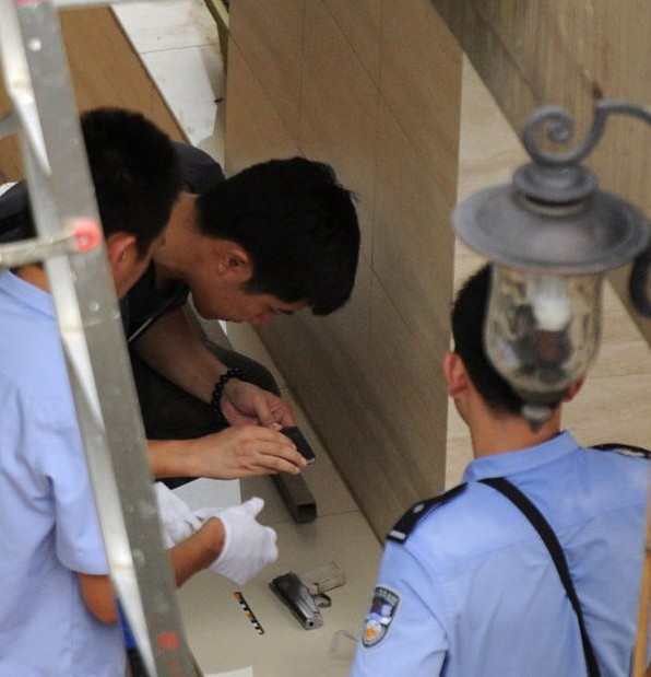 成都成華區(qū)發(fā)生警匪槍?xiě)?zhàn) 2疑犯被制服1人在逃