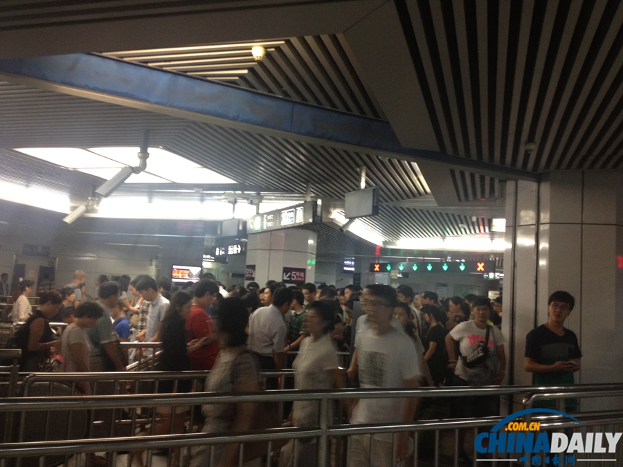 北京地鐵十號(hào)線今晨又現(xiàn)故障 乘客滯留站臺(tái)