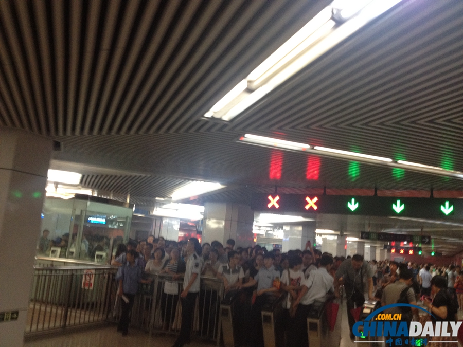 北京地鐵十號(hào)線今晨又現(xiàn)故障 乘客滯留站臺(tái)