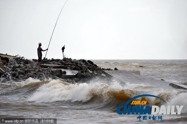 海南博鰲灣海堤坍塌 游人冒險(xiǎn)垂釣