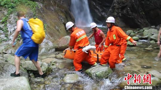 老年驢友摔傷被困山崖 三峽消防緊急救援