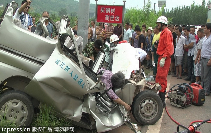 四川廣元天曌山一面包車側(cè)翻 事故造成2死4傷