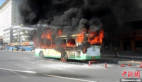 武漢一公交車自燃引發(fā)大火 數(shù)十名乘客安全逃生(組圖）