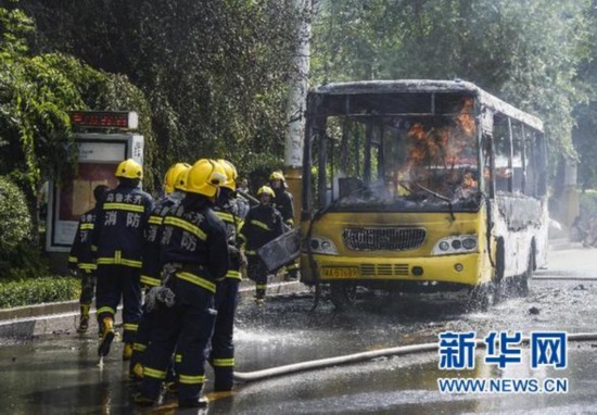 乘客稱烏魯木齊公交車突然起火 沒(méi)有聽(tīng)到爆炸聲