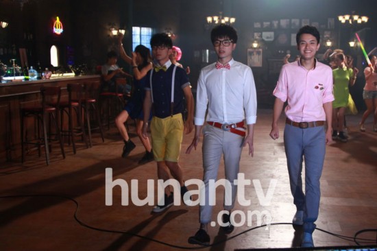 2013快男十強(qiáng)拍攝MV 賈盛強(qiáng)華晨宇裝驚訝賣(mài)萌