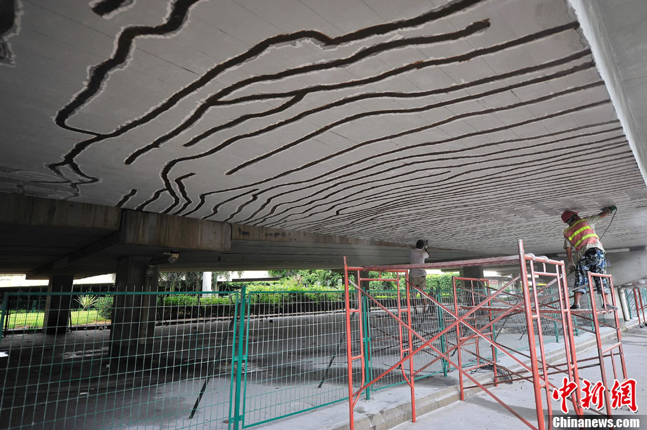 ?？谝灰龢颥F(xiàn)200余條裂縫 官方回應稱不影響通車安全[組圖]