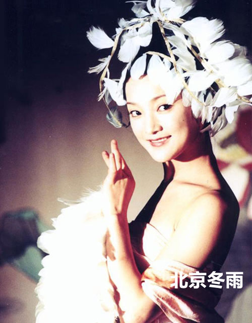 39歲周迅早年藝術(shù)寫真曝光 滿身羽毛靈動(dòng)似芙蓉
