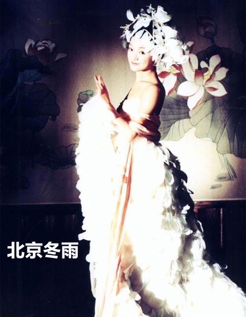 39歲周迅早年藝術(shù)寫真曝光 滿身羽毛靈動似芙蓉