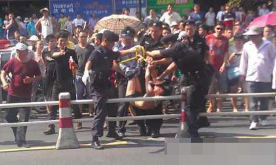 杭州一男子超市持刀砍人 兩名民警被咬受傷（圖）