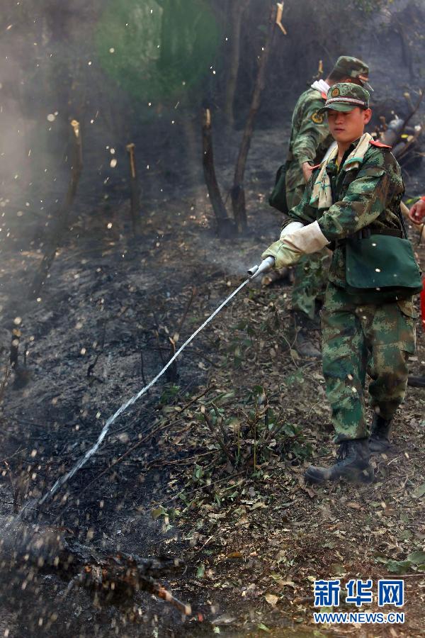 浙江富陽(yáng)山火持續(xù)蔓延 武警官兵全力撲救