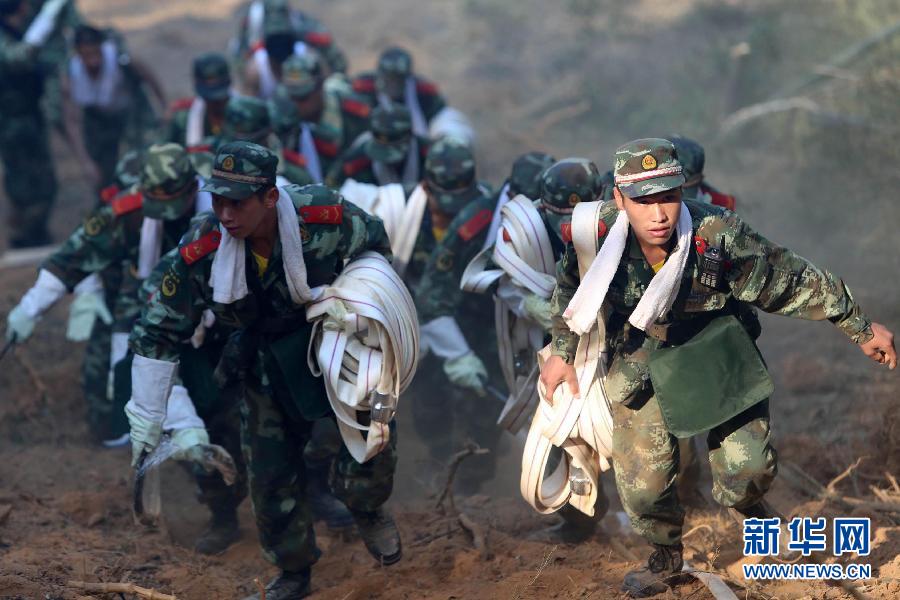 浙江富陽(yáng)山火持續(xù)蔓延 武警官兵全力撲救