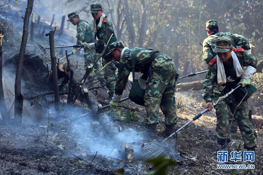浙江富陽山火持續(xù)蔓延 武警官兵全力撲救