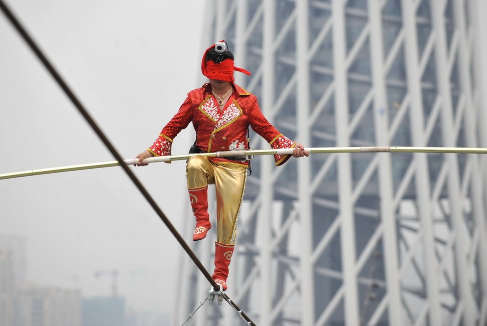 組圖：阿迪力廣州無(wú)保護(hù)走鋼絲成功橫跨珠江