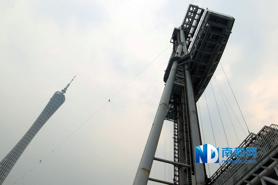 組圖：阿迪力廣州無保護(hù)走鋼絲成功橫跨珠江