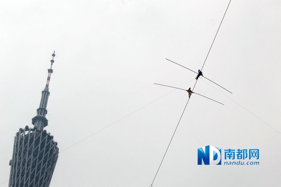 組圖：阿迪力廣州無保護(hù)走鋼絲成功橫跨珠江