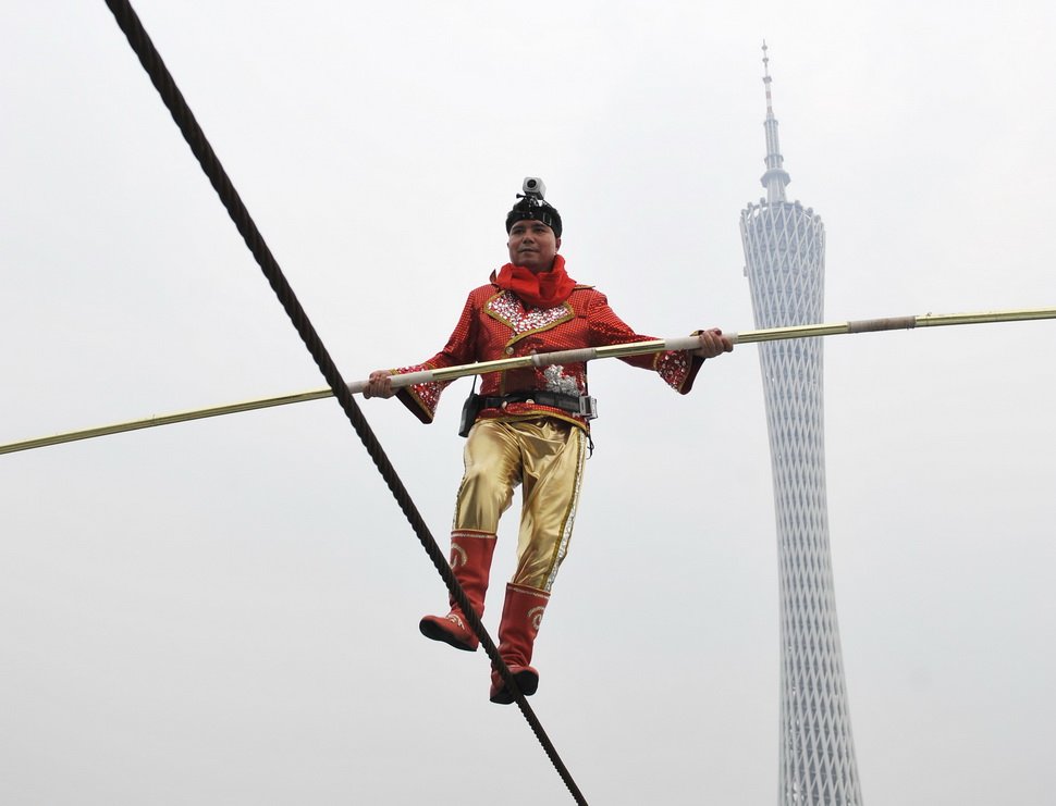 組圖：阿迪力廣州無保護走鋼絲成功橫跨珠江