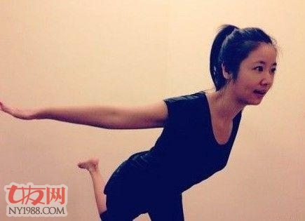 李嘉欣一字馬倒立露笑容 高難度動作網(wǎng)友大呼厲害