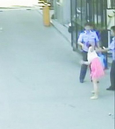 女老板無(wú)證駕駛大客車被查 猛踹民警襠部當(dāng)街撒潑(圖)