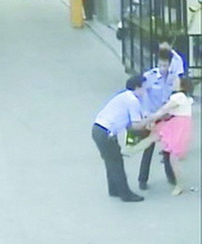 女老板無(wú)證駕駛大客車被查 猛踹民警襠部當(dāng)街撒潑(圖)
