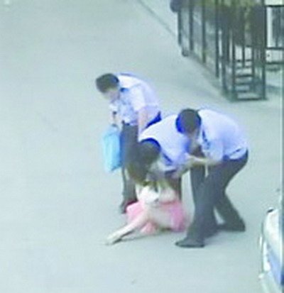 女老板無(wú)證駕駛大客車被查 猛踹民警襠部當(dāng)街撒潑(圖)