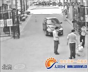 女老板無(wú)證駕駛大客車被查 猛踹民警襠部當(dāng)街撒潑(圖)