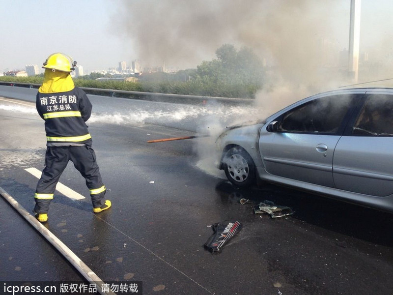 南京：標(biāo)致轎車自燃面目全非 車主僥幸逃生