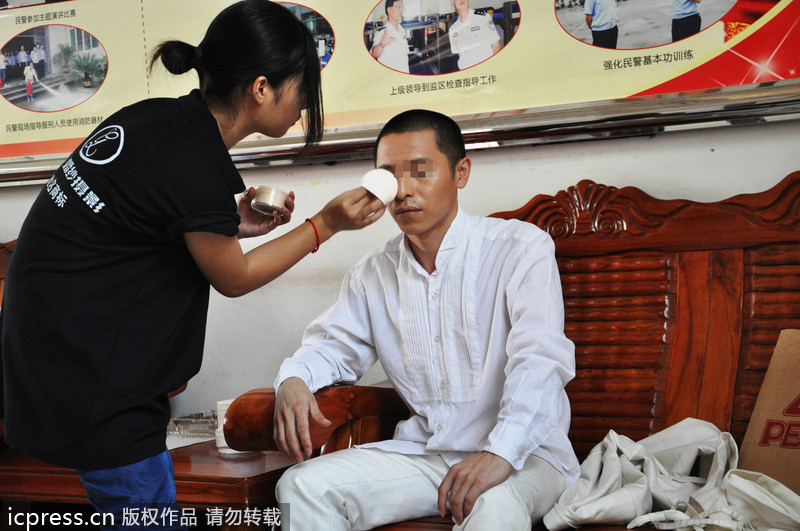 高墻里的集體婚禮 重慶監(jiān)獄上演七夕“愛的守候”