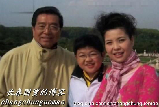 網(wǎng)曝李雙江幸福全家福 網(wǎng)友為李天一惋惜